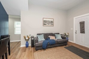 Apartment, Multiple Beds, Balcony, Garden View (887 Lexington Ave #1) | Interior