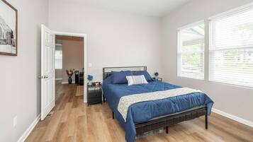 Huoneisto, useita sänkyjä, parveke, näköala puutarhaan (887 Lexington Ave #1) | 3 makuuhuonetta, yksilöllisesti sisustettu, yksilöllisesti kalustettu