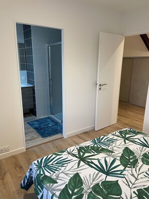 Een strijkplank/strijkijzer, reisbedje, gratis wifi