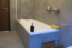 Een haardroger, handdoeken, zeep, toiletpapier