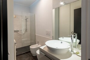 Een douche, een bidet, handdoeken