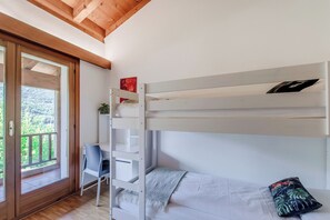 Couette en duvet d'oie, fer et planche à repasser, draps fournis