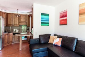 Espresso maker, coffee/tea maker, electric kettle, spices