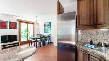 Espressomaschine, Wasserkocher mit Kaffee-/Teezubehör, Wasserkocher