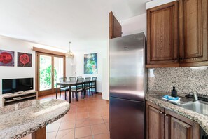 Espresso maker, coffee/tea maker, electric kettle, spices