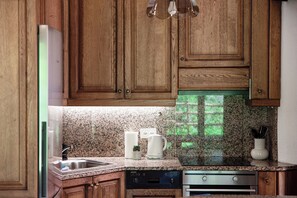 Espresso maker, coffee/tea maker, electric kettle, spices