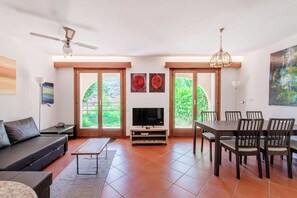 Appartement Classique | Coin séjour | Télévision à écran plat de 32 pouces avec chaînes numériques