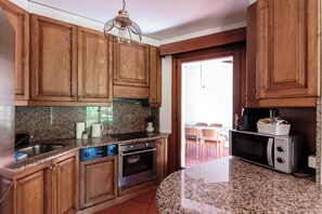 Espresso maker, coffee/tea maker, electric kettle, spices