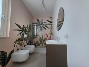 Bruser, hårtørrer, bidet, håndklæder