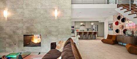 スマートテレビ、暖炉、書庫、ミュージックライブラリ