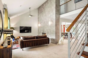 Smart TV, chimenea y libros 