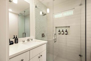 Dusche, Haartrockner, Handtücher, Seife