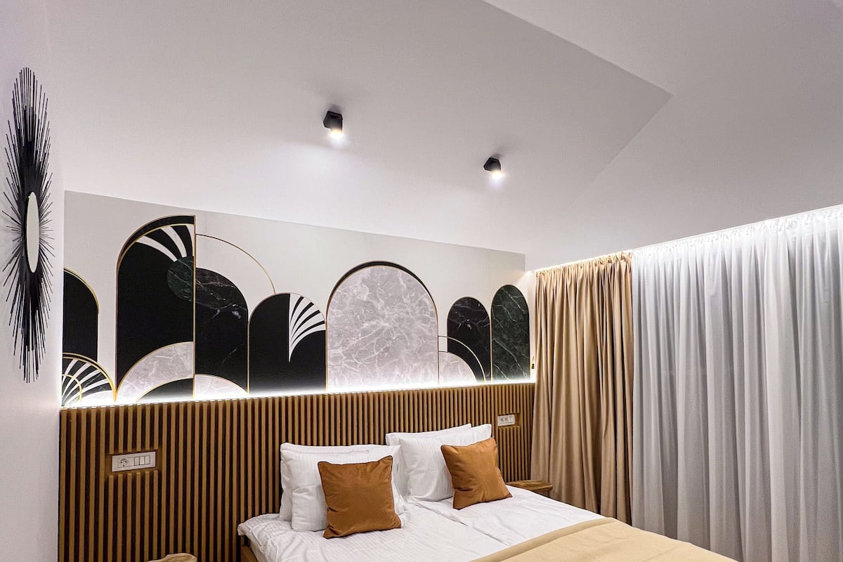 Egyptian cotton sheets, premium bedding, memory foam beds, WiFi (free)