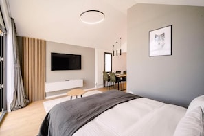 Egyptian cotton sheets, premium bedding, memory-foam beds, free WiFi - Moon Village Comarnic (Comarnic)