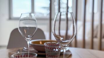 Ein Esstisch mit zwei Weingläsern und einem Glas mit Muster.