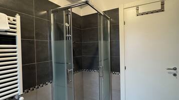 Dusche, umweltfreundliche Kosmetikartikel, Haartrockner, Bidet