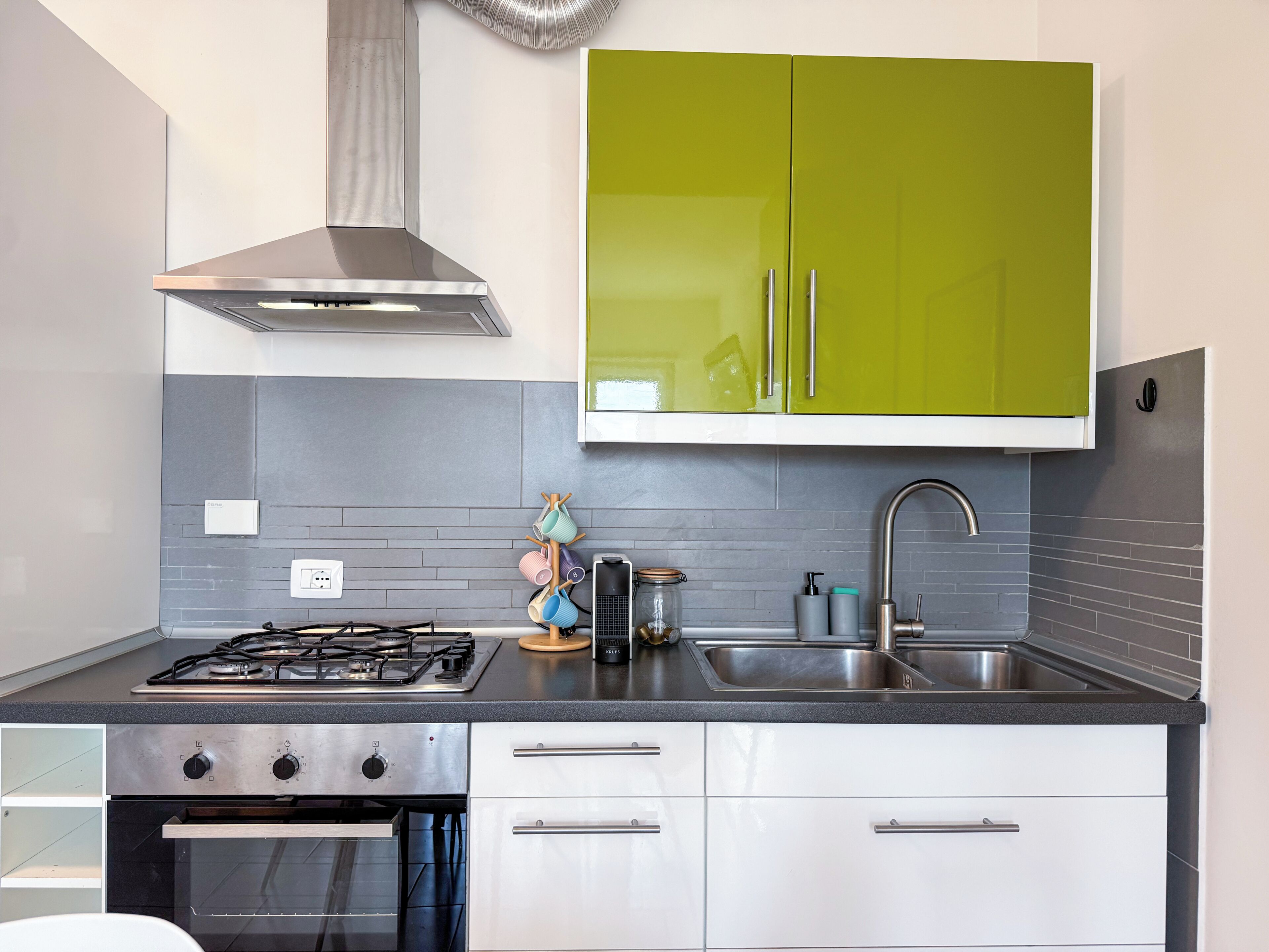 Kühlschrank, Ofen, Herdplatte, Wasserkocher mit Kaffee-/Teezubehör