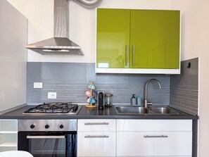 Réfrigérateur, four, plaque de cuisson, cafetière/bouilloire