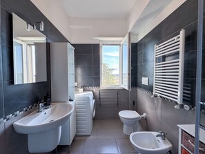 Douche, articles de toilette écologiques, sèche-cheveux, bidet