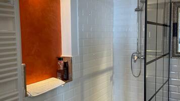 Ducha, secador de pelo, toallas y jabón