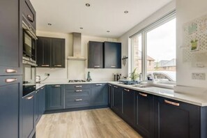 Kühlschrank, Herdplatte, Geschirrspüler, Kochgeschirr/Geschirr/Besteck