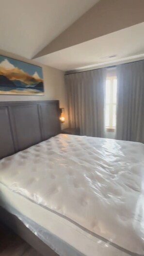 4 bedrooms, iron/ironing board, WiFi, bed sheets - Charming 4 Bedroom villa with Views of the Great Smoky Mountains, and nature. (Gatlinburg)