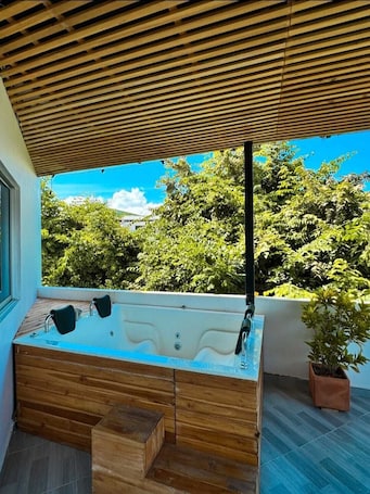 Outdoor spa tub. Gorgeous 3-bedroom penthouse + jacuzzi + pool, relaxing mountain view Anapoima