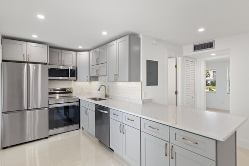 Old Naples 2-bed, 2 bath condo, walk to beach, WiFi, AC, pool, bocce.