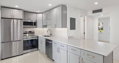 Old Naples 2-bed, 2 bath condo, walk to beach, WiFi, AC, pool, bocce.