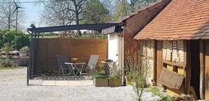 Outdoor dining - Pretty studio on the farm with covered seating area (Saint-Germain-du-Bois)