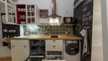 Apartment, Non Smoking, Kitchen | Private kitchen | Full-sized fridge, microwave, stovetop, dishwasher