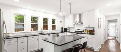 Een koelkast, een microgolfoven, een oven, een kookplaat