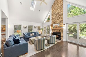 Smart TV, fireplace