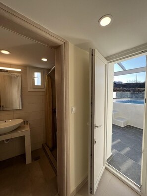 Deluxe Villa, Courtyard View | Bathroom