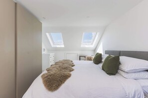 2 bedrooms, iron/ironing board, internet, bed sheets