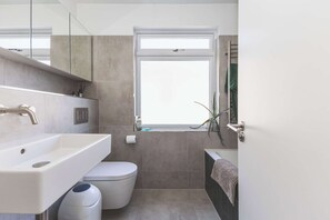 Shower, hair dryer - High-End 2BR/2BA with Private Outdoor Space (Greater London)