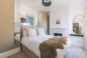 2 bedrooms, iron/ironing board, internet, bed sheets