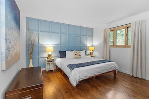 3 soverom, skrivebord, strykejern/-brett og reiseseng for barn