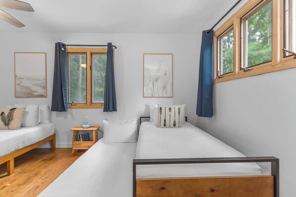 3 chambres, bureau, fer et planche à repasser, lit de bébé portatif