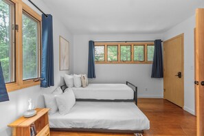 3 quartos, escrivaninha, ferros/tábuas de passar roupa, berço de viagem