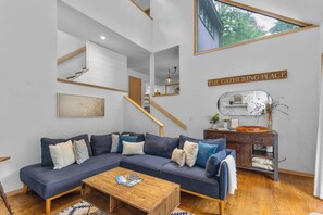 Smart-TV, Kamin, Bücher