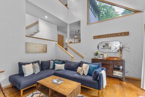 Een smart-tv, een open haard en boeken