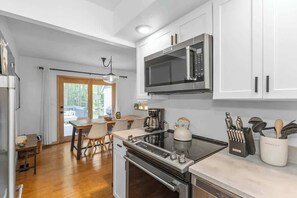 Réfrigérateur, four à micro-ondes, un four, surface de cuisson