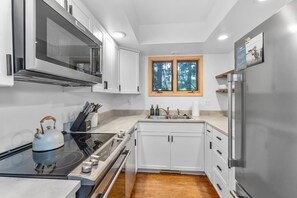Refrigerador, microondas, horno y parrilla de estufa 