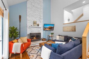 TV connectée, cheminée, livres