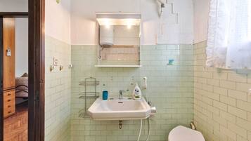 SĂšche-cheveux, serviettes fournies, savon, papier toilette