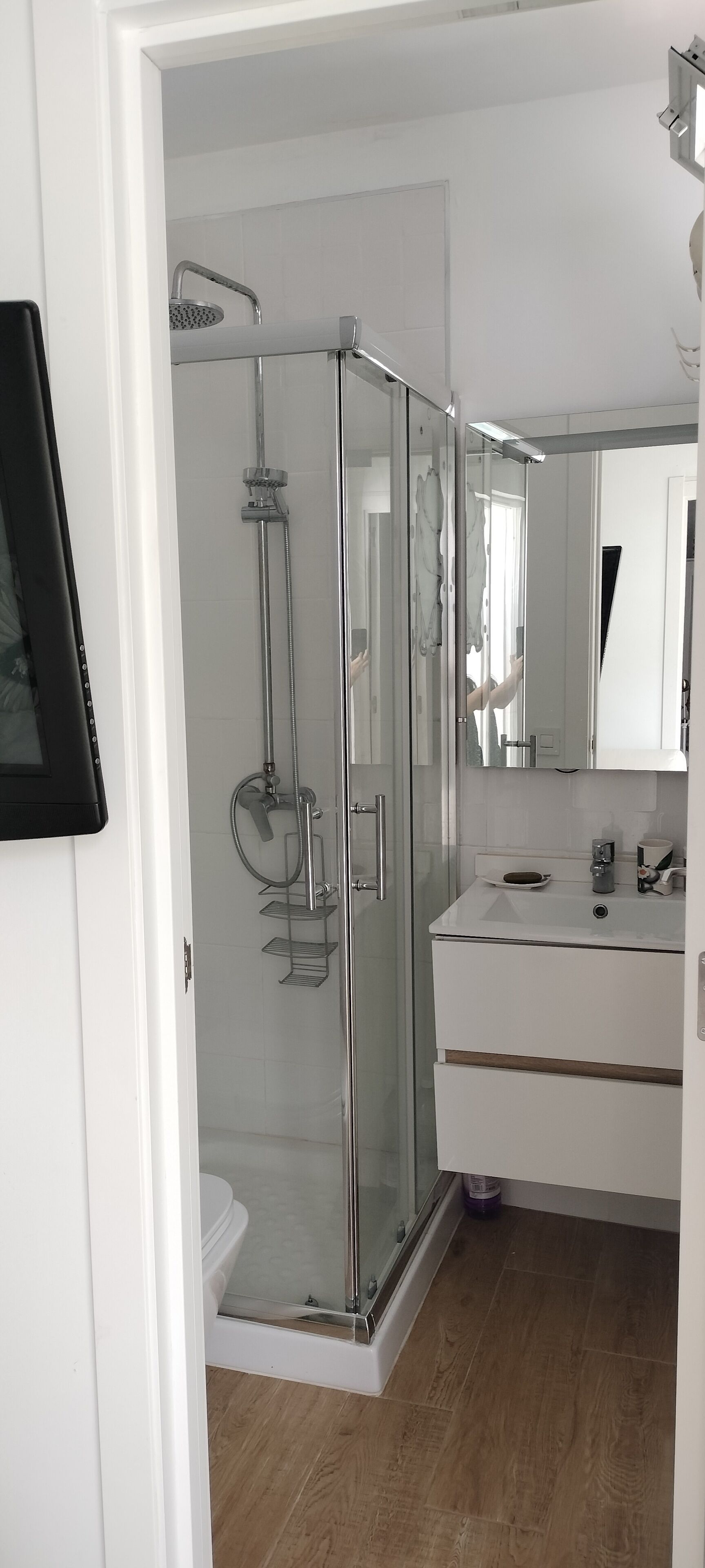 Douche, sèche-cheveux, serviettes fournies, savon