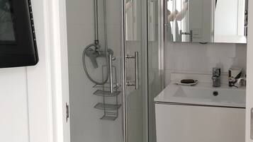 Een douche, een haardroger, handdoeken, zeep