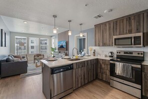 Een koelkast, een magnetron, een oven, een kookplaat