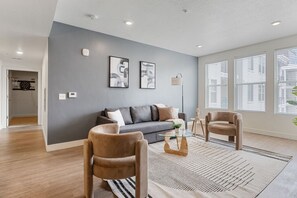 Smart TV, computer monitors